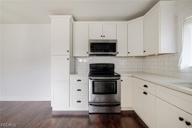 Building Photo - 1418 Park Shore Cir