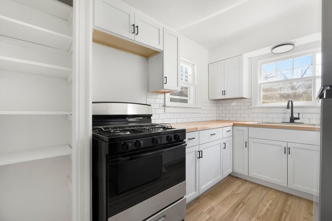 Building Photo - 3 Bedroom home! **2ND MONTH RENT FREE*