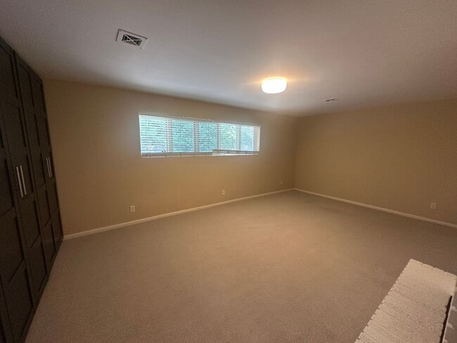 Building Photo - Luxury Living on Summit Ave! – Spacious 3B...