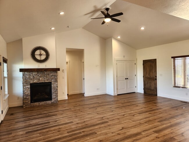 Building Photo - Golf Course Home