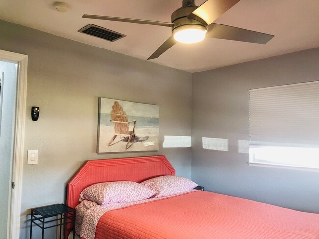 Building Photo - Experience this Short Term Furnished Off season Single Family 2/2 Pool home.