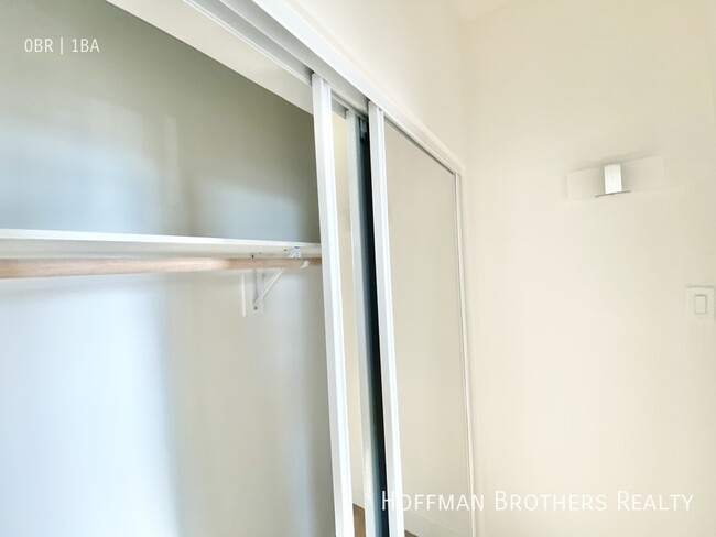 Building Photo - 976 S Gramercy Pl