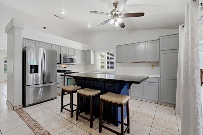 Building Photo - 3006 Mission Dr