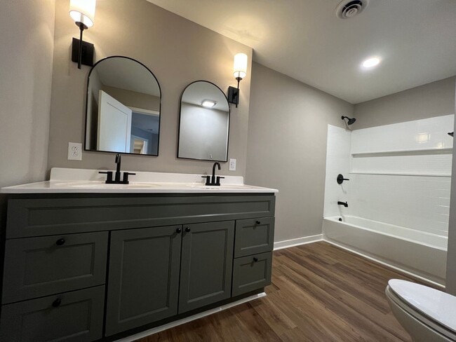 Building Photo - Remodeled Single Level 3 Bed, 2 Bath Home w/ 1 Car Garage