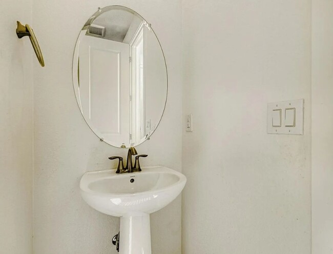 Building Photo - Luxurious CORNER LOT - 3bd 2.5 paired home in Dove Village!