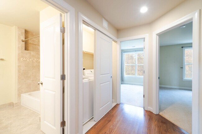 Building Photo - Stunning Centreville Townhome With Excellent Commuter Access