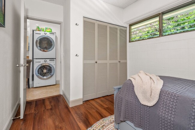 Building Photo - Beautiful Fully Furnished, 2 Bed, 1 1/2 Bath, Oceanview Condo with Pool