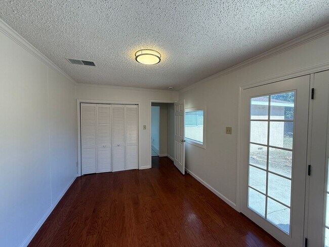 Building Photo - 4-bedroom single story in East Modesto!