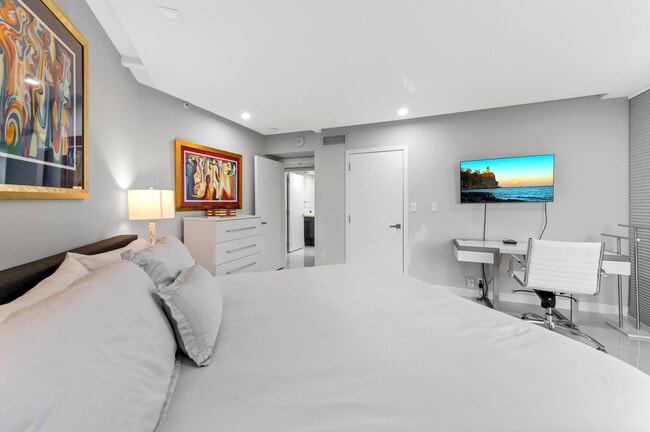 Building Photo - 1900 Consulate Pl