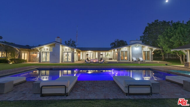 Building Photo - 6815 Dume Dr