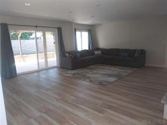 Building Photo - 8888 La Jolla Scenic Dr N