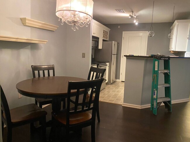 Building Photo - Furnished One Bedroom At Walker Square