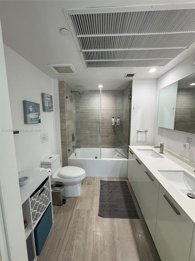 Building Photo - 1300 Brickell Bay Dr
