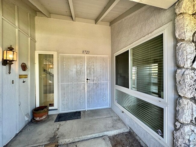 Building Photo - 4 Bedroom Home 3 Car Garage with Fenced Ya...