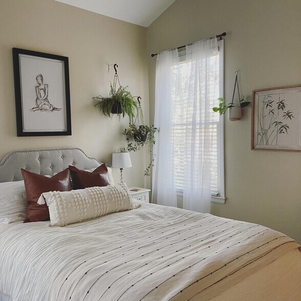 Building Photo - 230 S Cedar St