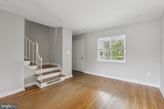 Building Photo - Charming 2-Bedroom Townhome Beautifully Updated and Convenient