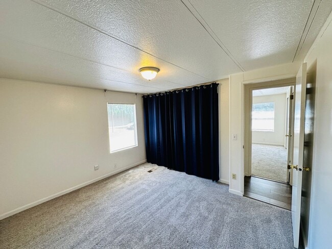 Building Photo - 14014 NE 70th Ave