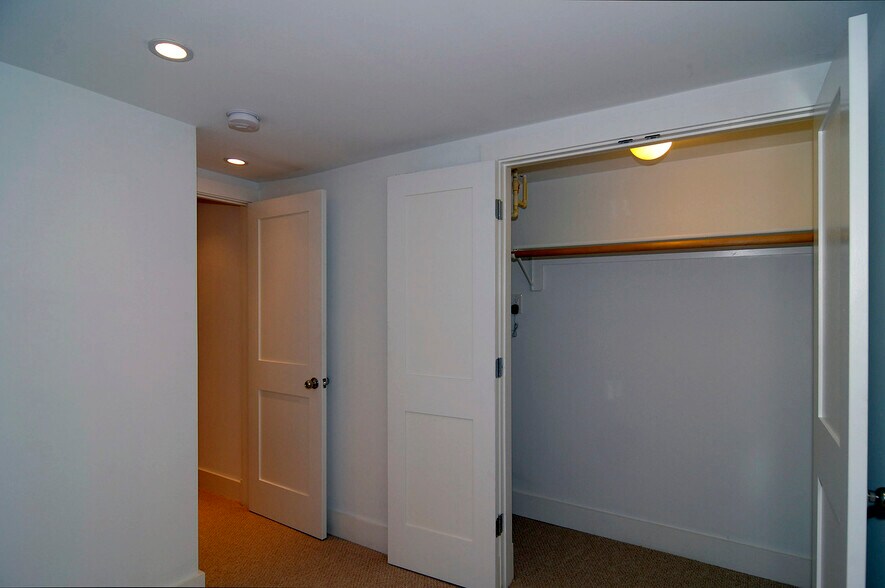 Building Photo - 749 Park Rd NW