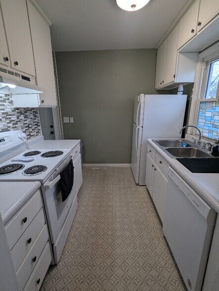 Building Photo - 232 31st St NE