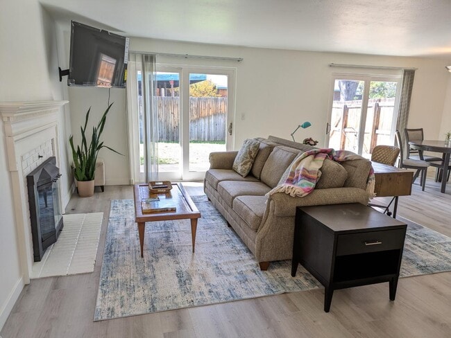 Building Photo - 425 Manhattan Dr