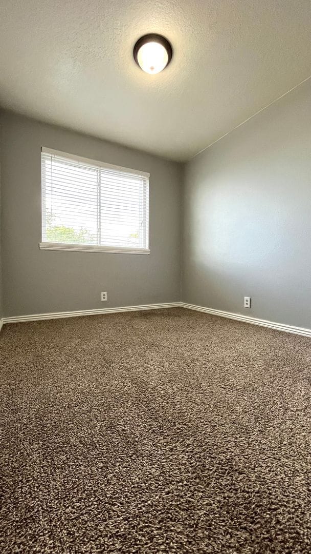 Building Photo - 3 Bedroom/2 Bathroom Condo in Magna