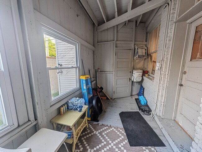Building Photo - Very Spacious 2 BR/1 BA in Wrigleyville