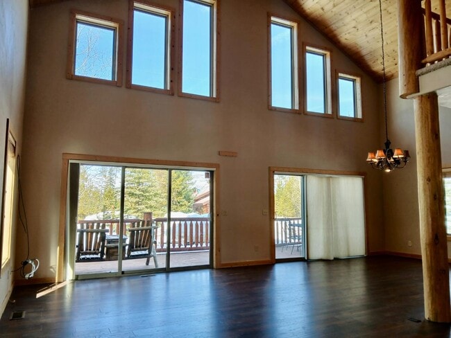 Building Photo - 884 Kinnikinnick Rd