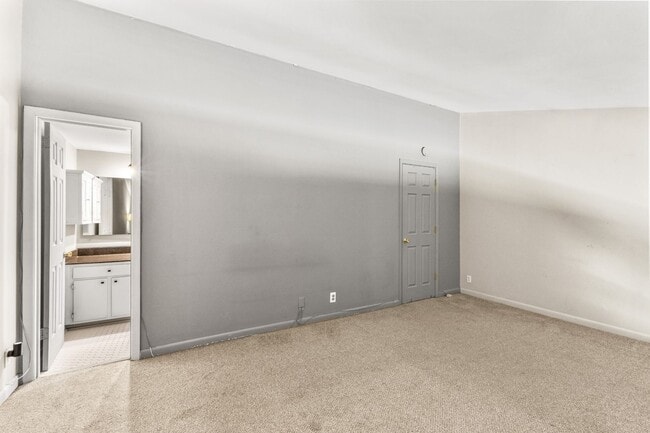 Building Photo - Discover the most affordable home in Belle Forest, located in Nashville's highly coveted 37221 zi...