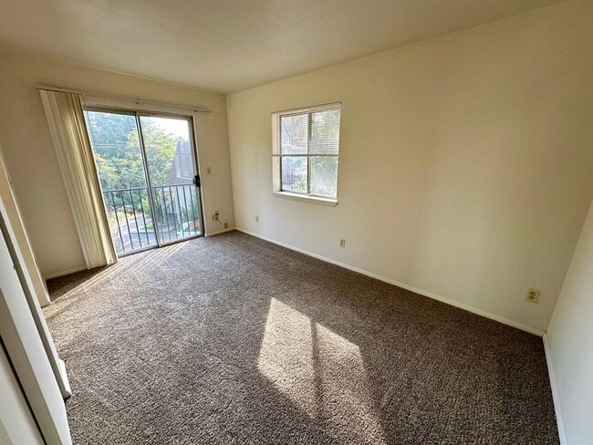 Building Photo - 2 Bedroom 2 Bathroom 2 Story House Walking...