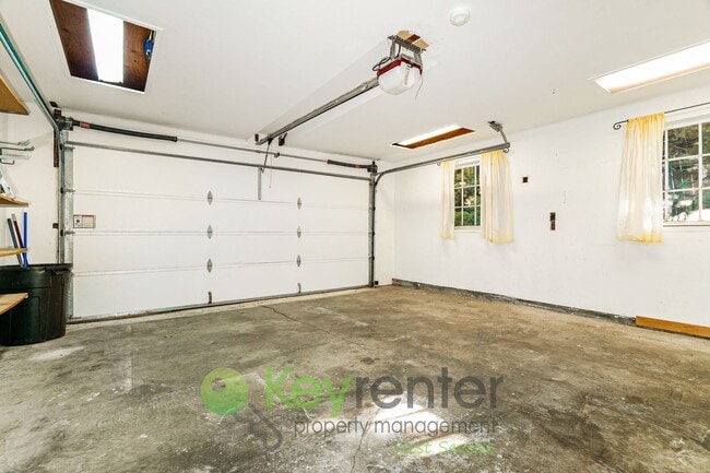 Building Photo - Comfort and Charm in This Bright 2-Bedroom...