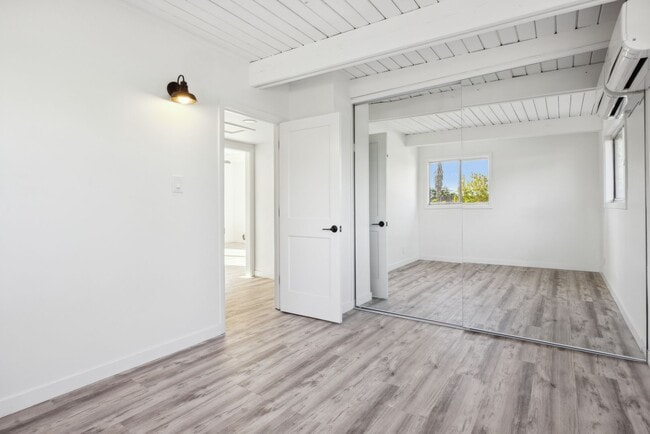 Building Photo - Creston Dr. Duplex