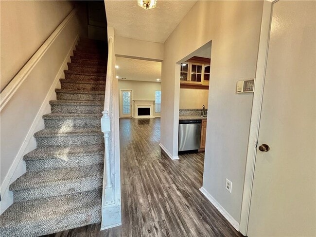 Building Photo - 206 Wedgewood Way