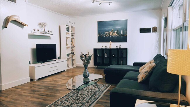 Building Photo - 1958 Monroe St