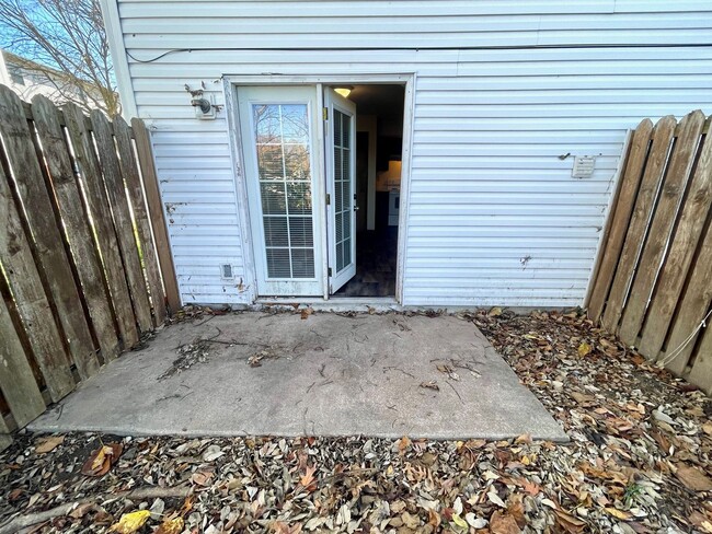 Building Photo - 3 Bedroom Townhouse with New Flooring!