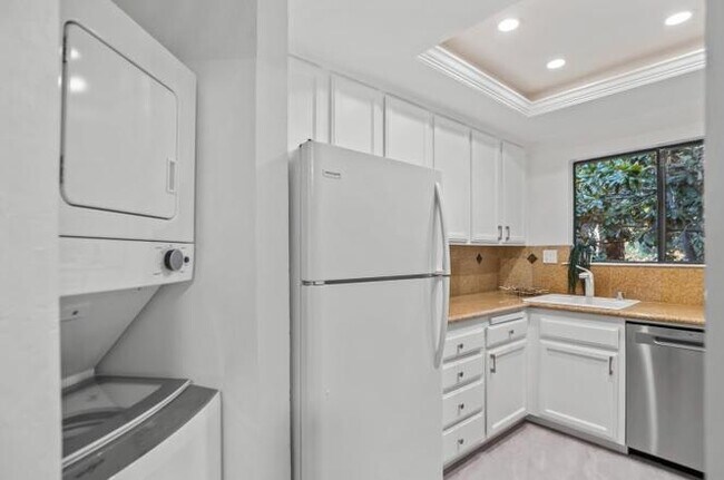 Building Photo - 999 Evelyn Terrace W