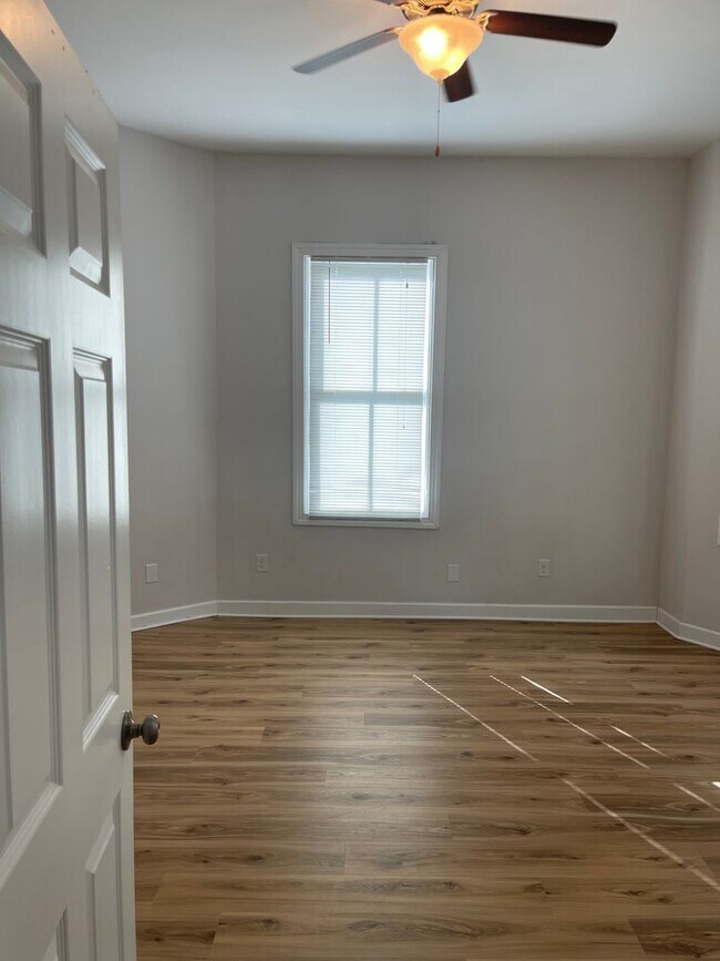Building Photo - Newly Renovated 2B Apartment just Blocks f...