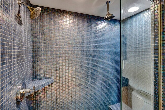 Building Photo - Modern 2 Bed / 2.5 Bath Condo with Office ...
