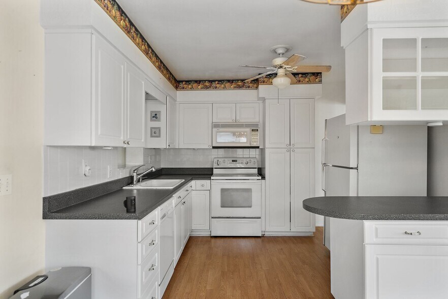 Building Photo - 6132 7th Ave S