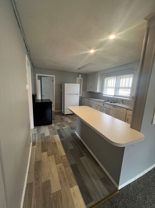 Building Photo - 3 bedroom and 1.5 bathroom house