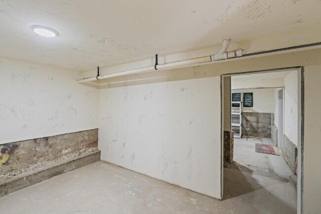 Building Photo - Stunning, Modern and Immaculate 3/BR 2.5/B...
