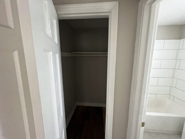Building Photo - One bed/One bath close to Woodlawn Lake