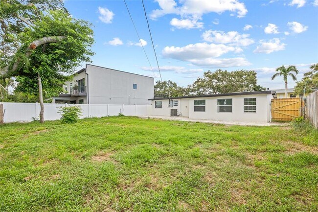 Building Photo - 2134 Catalina Dr