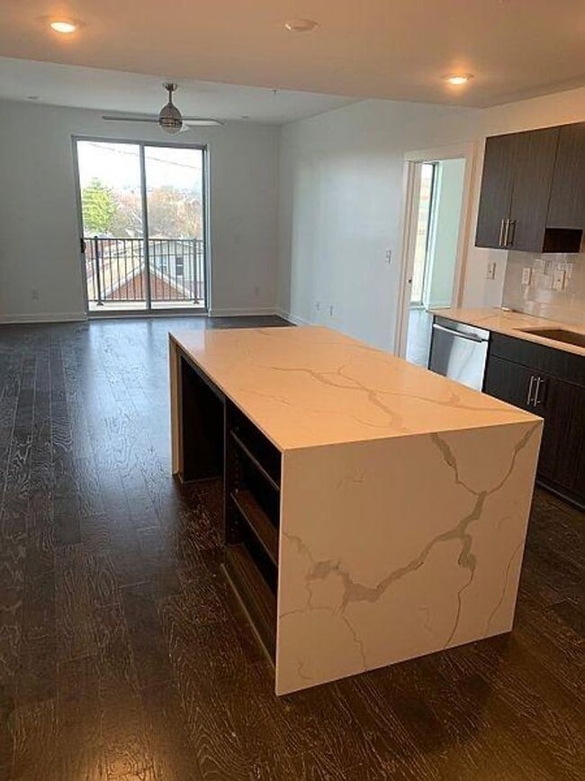 Building Photo - Sleek 2 bed 2 bath West End condo!