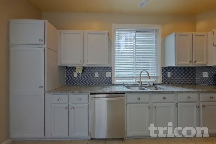 Building Photo - 16240 Quarry Hill Dr