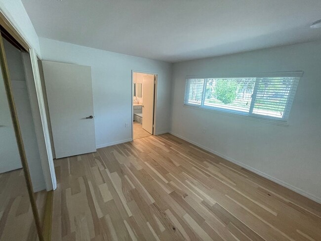 Building Photo - Awesome home on massive lot, 55+ community