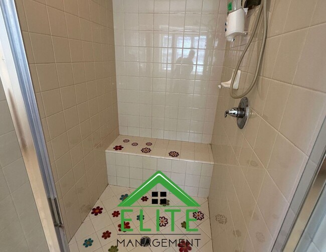 Building Photo - Spacious and Stylish 4-Bedroom Home in Des...