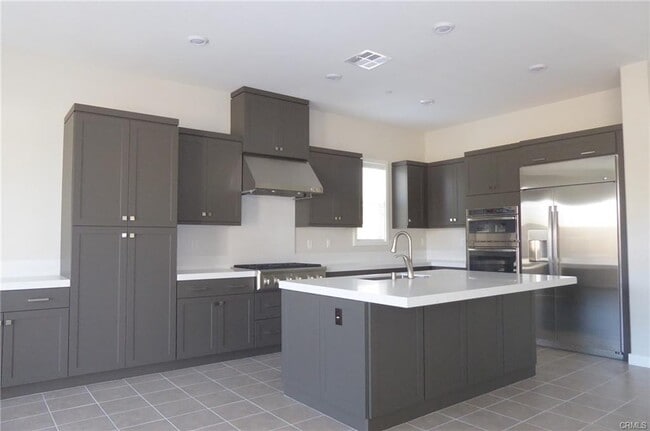 Building Photo - 652 Athos