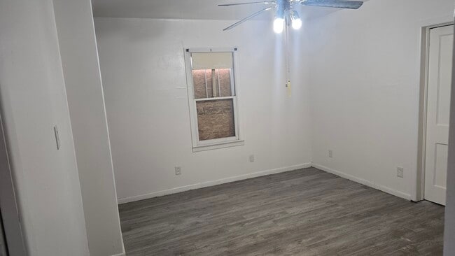 Building Photo - 903 N Polk St