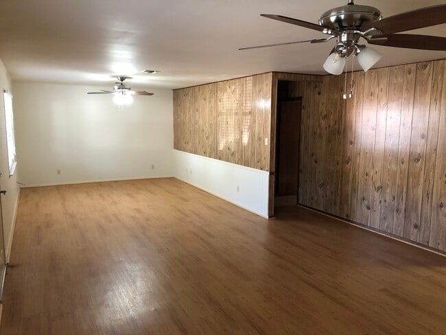 Building Photo - 109 Broadmoor Dr