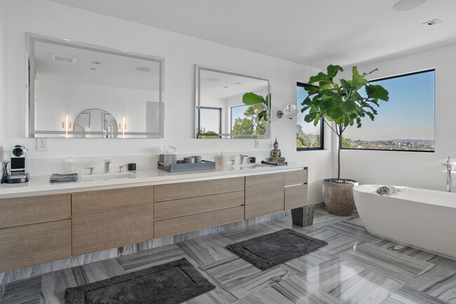 Building Photo - Prestigious Hollywood Hills Home for Rent
